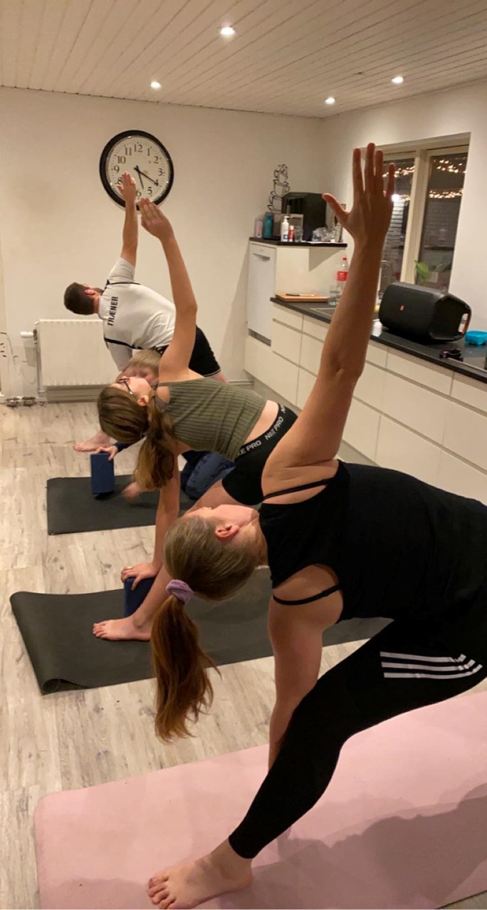 Familien Seldrup Kaysen dyrker yoga hjemme i køkkenet